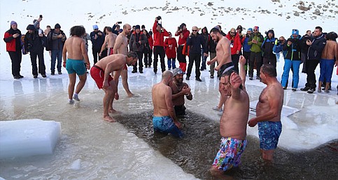 Kalpli Buzul Gölü'nde yüzme şenliği