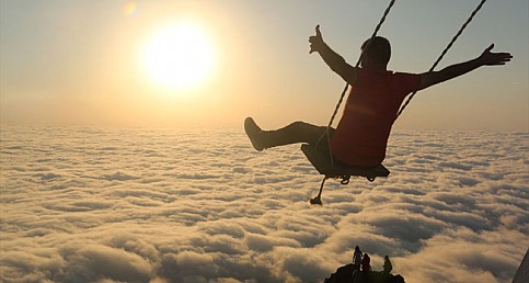 Huser Yaylası'nın sis bulutları büyülüyor