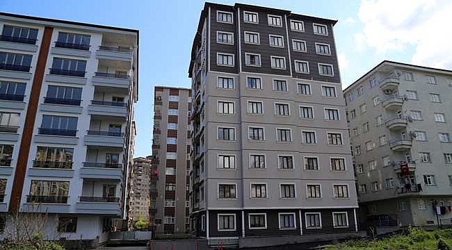 Binaları yıkılan hak sahiplerine yeni evleri teslim edildi