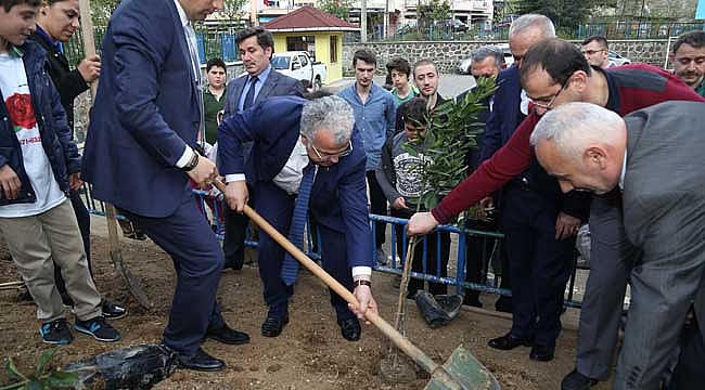 Okul bahçelerine meyve fidanı dikildi
