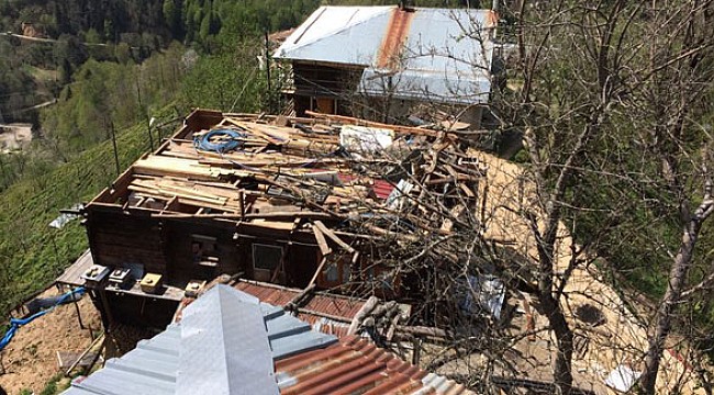 Rize'de fırtına nedeniyle 400 evin çatısı uçtu