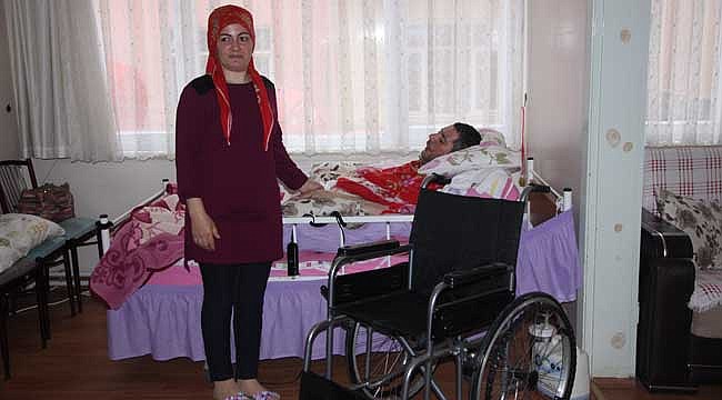 Engelli vatandaşa tekerlekli sandalye hediyesi