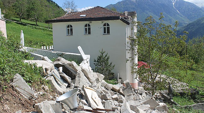 Fırtınada minaresi yıkılan cami yardım bekliyor