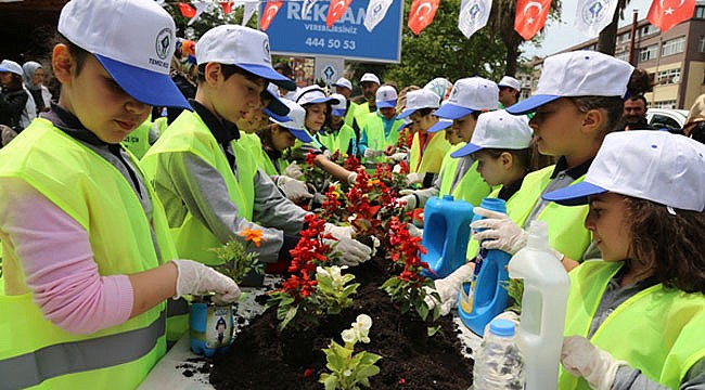 Rize'de minikler pet şişeleri saksıya dönüştürdü