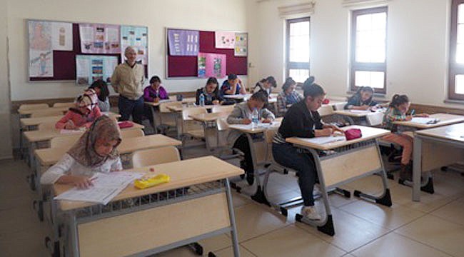 Rize'de ödüllü kitap okuma yarışması yapıldı