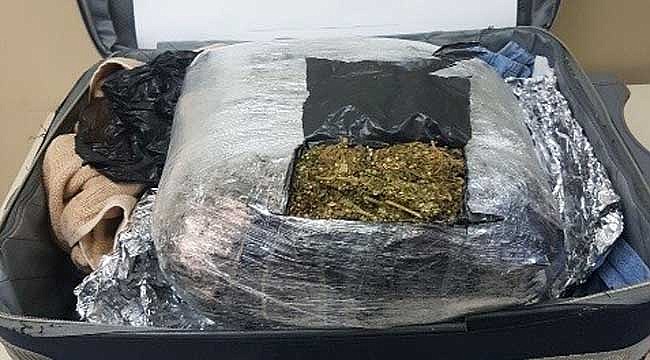 Rize'ye valizle 4 kilo esrar getiren 2 kişi tutuklandı