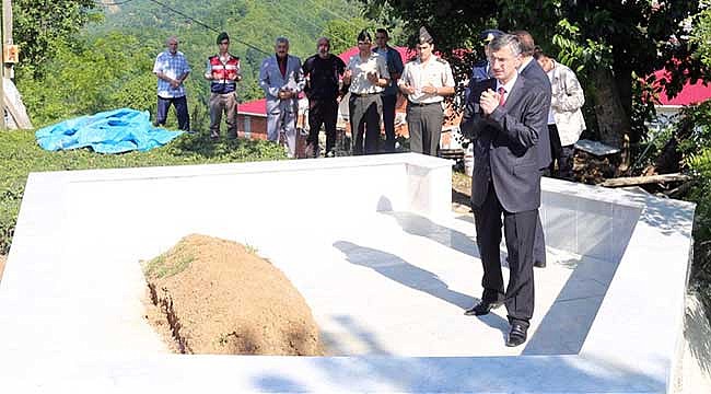 Vali Bektaş, 15 Temmuz Şehidinin kabrini ziyaret etti