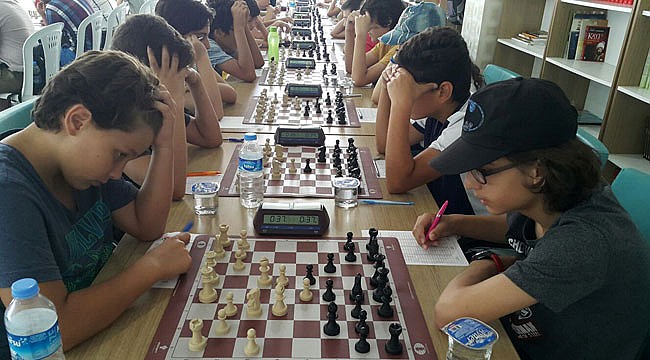 Çocuklar satranç turnuvasında ter döktü