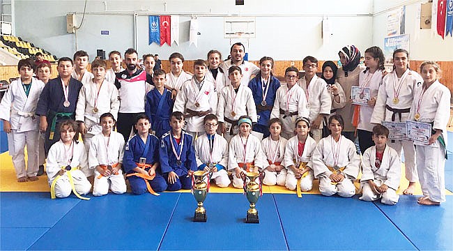 Rizeli  Judoculardan madalya yağmuru