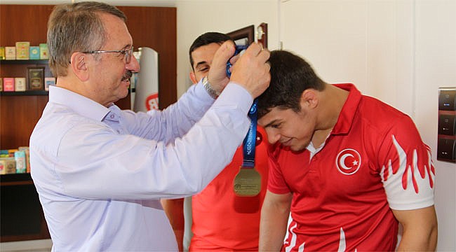 Sütlüoğlu, Dünya 3.'sü güreşçiyi ödüllendirdi