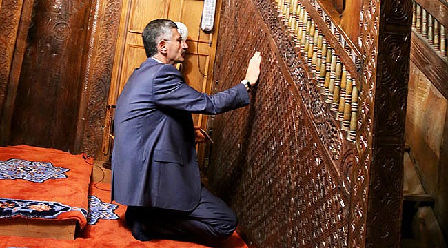 Vali Bektaş, 300 yıllık tarihi ahşap camiyi inceledi
