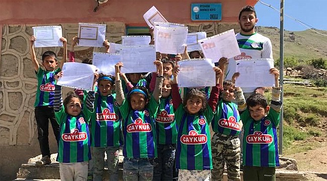 Bitlisli miniklerin karne hediyesi Çaykur Rizespor'dan