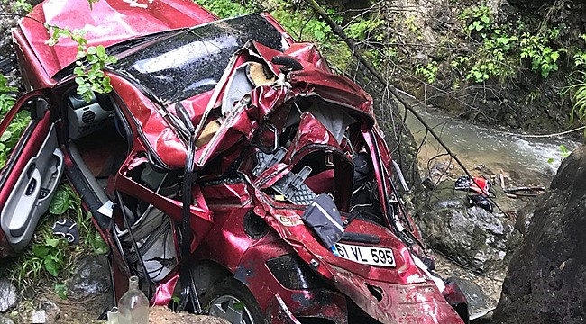 Dereye yuvarlanan otomobilin sürücüsü kayboldu