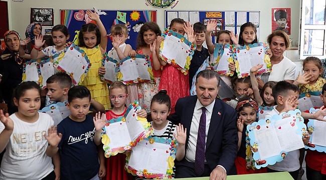 Öğrenciler karnelerini Bakan Bak'ın elinden aldı