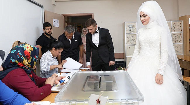 Rize'de Gelin-damat düğün öncesi oy kullandı