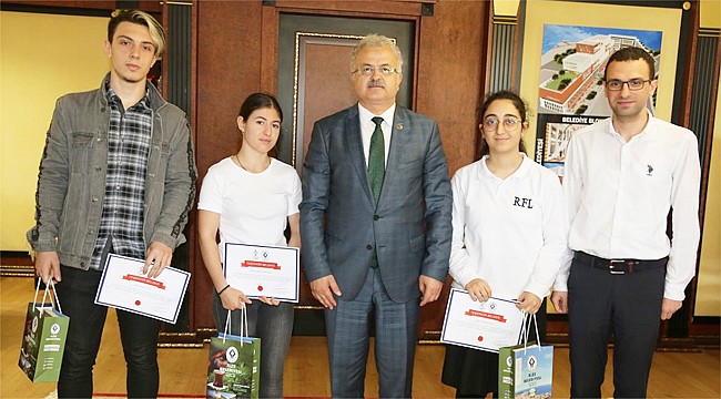 Şiir yarışmasında dereceye girenler hediyelerini aldı