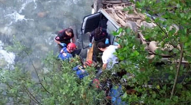 Araklı'da kamyonet dereye yuvarlandı: 2 ölü