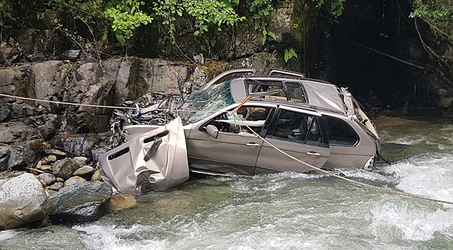 Çamlıhemşin'de otomobil dereye uçtu: 1 ölü, 1 yaralı