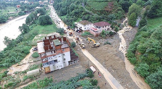 Ardeşen-Çamlıhemşin yoluna şiddetli yağış engeli