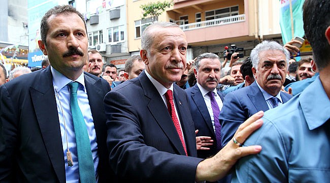 Cumhurbaşkanı Erdoğan Rize'de vatandaşlarla çay içti