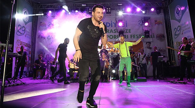 Davut Güloğlu'ndan memleketi Rize'de coşkulu konser