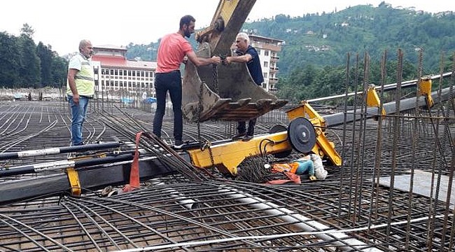 Güneysu'da devrilen vincin altında kalan işçi öldü