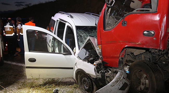 Kamyon ile otomobil çarpıştı: 2 ölü