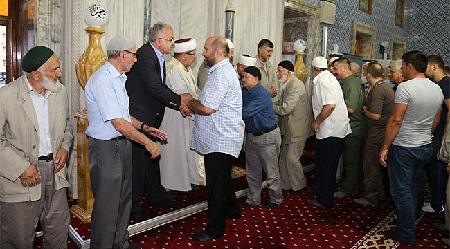 Kasap Sahil Camii'nde vatandaşlarla bayramlaştı