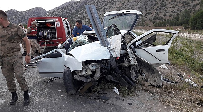 Otomobil korkuluklara çarptı: 2 ölü, 4 yaralı