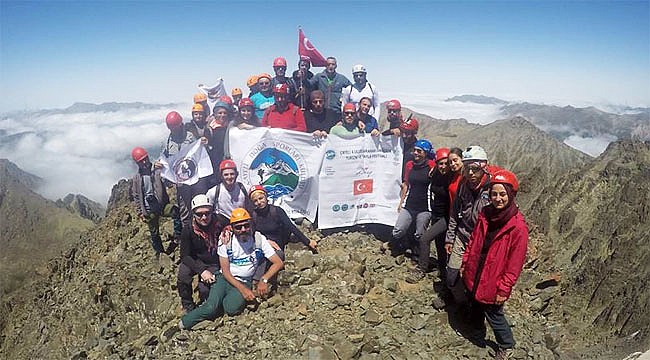 Rize'de 32 dağcı Tatos Dağı zirvesine çıktı