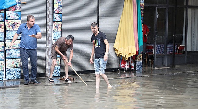 Rize'de dükkanları su bastı