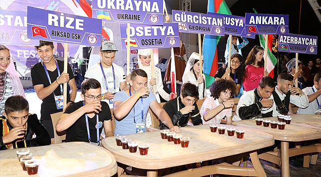 Rize'de en hızlı çay içme yarışması düzenlendi