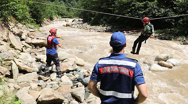 Rize'de sel yüzünden mahsur kalan 4 kişi kurtarıldı