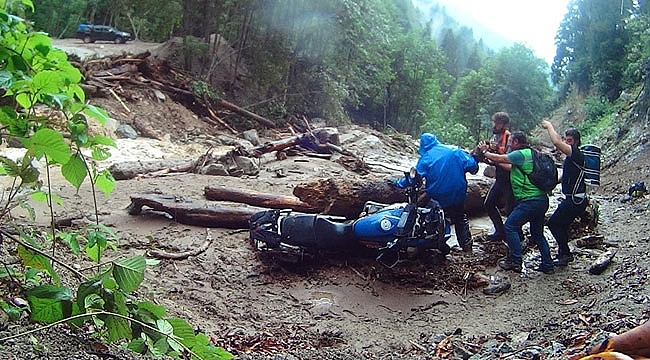 Rize'de şiddetli yağış yaşamı olumsuz etkiliyor