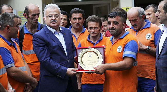 Şehit Mezarlarının gönüllü temizlikçisine plaket