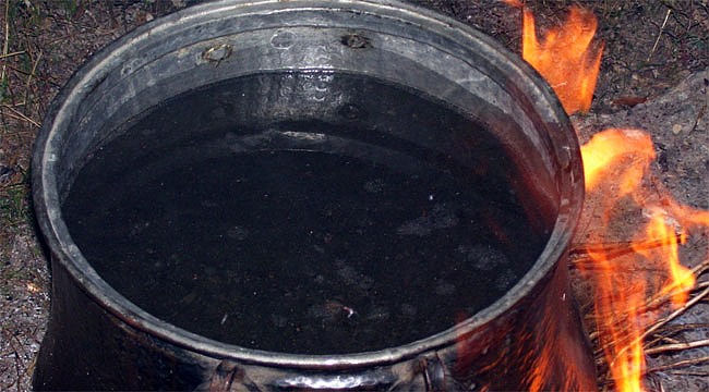 Pekmez kazanına düşen çocuk öldü