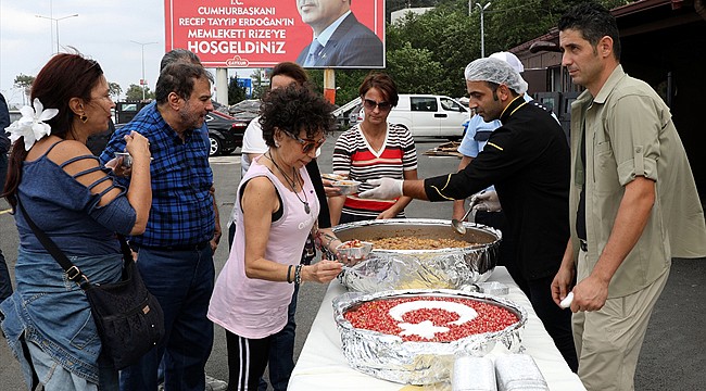 Rize Polisi sürücü ve yolculara aşure ikram etti