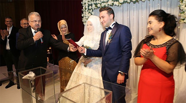 Başkan Kasap kızını evlendirdi