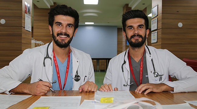 İkiz doktorlar aynı hastanede şifa dağıtıyor