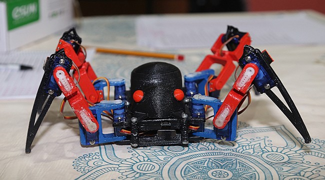 Liseli gençler robot örümcek yaptı