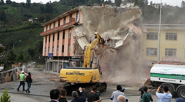 Muradiye'de altından dere geçen bina da yıkılıyor