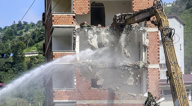 Muradiye'deki 7 katlı bina yıkıldı