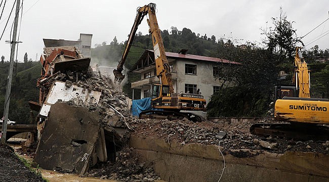 Muradiye'deki 7 katlı binanın yıkımı tamamlandı