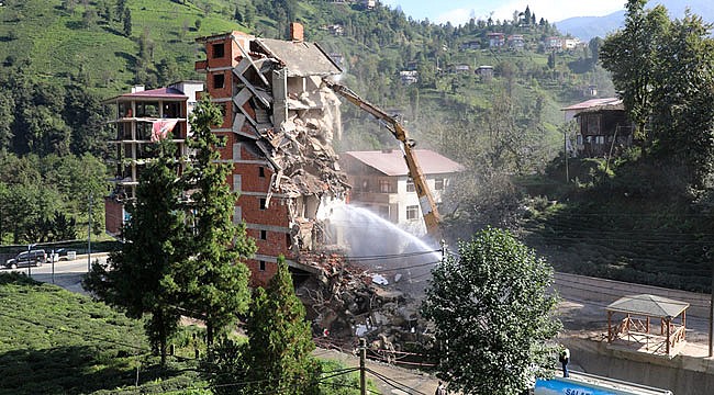 Muradiye'deki 7 katlı binanın yıkımına devam edildi