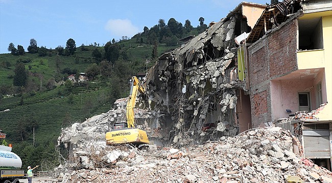 Altından dere geçen binanın yıkımı tamamlandı