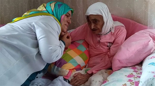 Rize'de sağlık çalışanları yaşlıları unutmadı