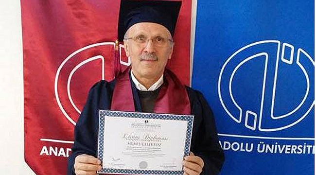 Camide ezan okuyan kişi kalp krizi geçirdi