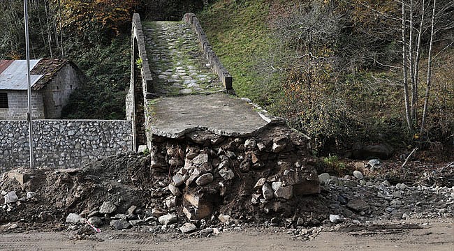 Çayeli'nde tarihi kemer köprü yol yapımında zarar gördü