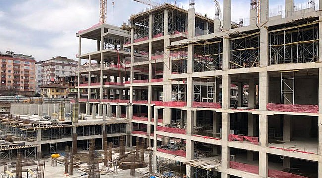 Rize'de AVM inşaatından düşen işçi yaralandı