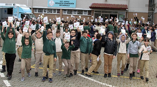 Rize'de öğrencilere 'Sağlığım için' not defterleri dağıtılıyor
